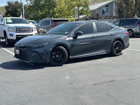 Used 2025 Toyota Camry SE image 1