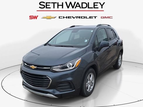 Used 2022 Chevrolet Trax LT w/ LT Convenience Package FWD image 3