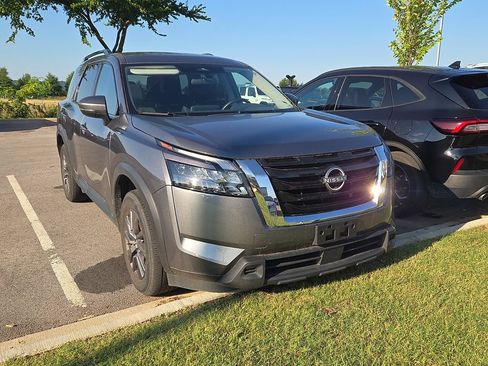 Used 2024 Nissan Pathfinder SV FWD image 4