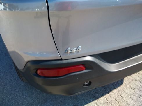 Used 2015 Jeep Cherokee Sport image 9