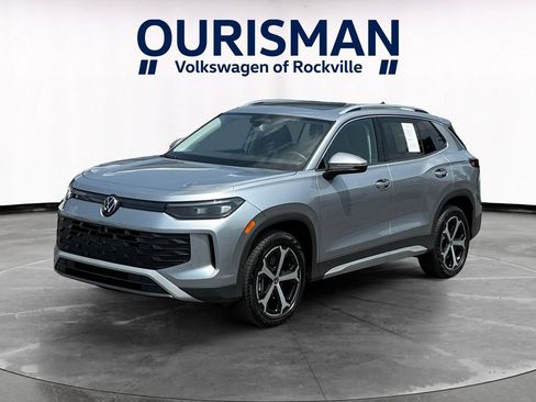Used 2025 Volkswagen Tiguan SE AWD/4WD image 2