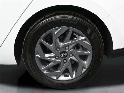 Used 2024 Hyundai Elantra SEL image 12