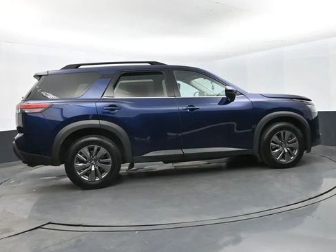 Used 2024 Nissan Pathfinder SV image 4