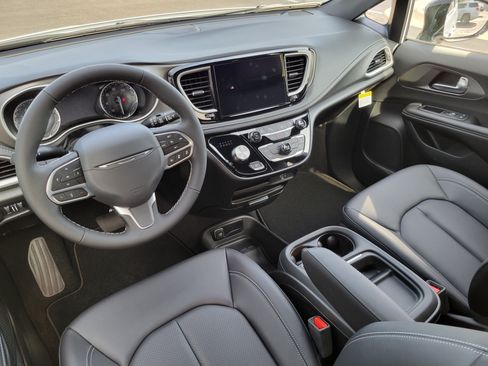 New 2027 Chrysler Pacifica Select AWD/4WD image 17
