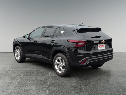 New 2026 Chevrolet Trax LS w/ LS Convenience Package FWD image 3