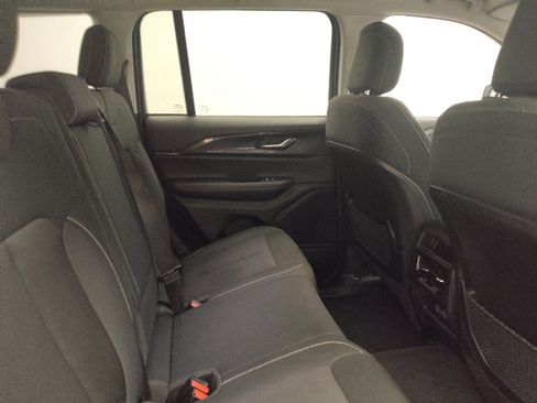 Used 2023 Jeep Grand Cherokee Laredo AWD/4WD image 19