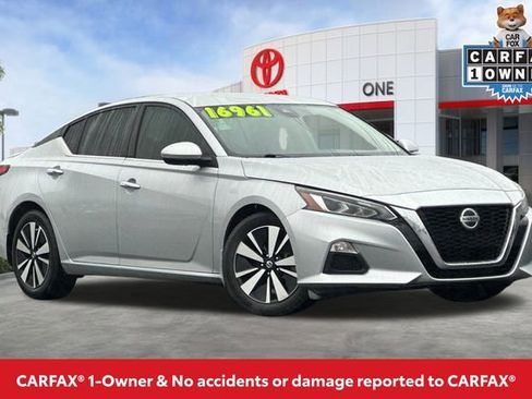 Used 2021 Nissan Altima 2.5 SV image 2