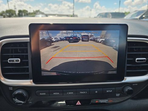 Used 2021 Hyundai Venue SE FWD image 16