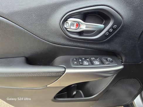 Used 2019 Jeep Cherokee Limited image 13