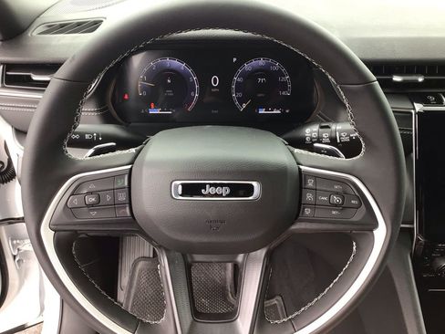 New 2025 Jeep Grand Cherokee 4WD image 17