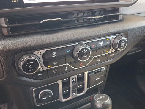 Used 2024 Jeep Gladiator Sport AWD/4WD image 15