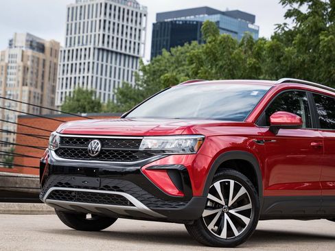 Certified 2023 Volkswagen Taos SE w/ Panoramic Sunroof Package AWD/4WD image 2