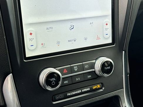 Used 2024 Ford Edge Titanium image 19