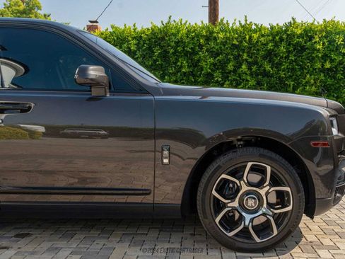 Used 2020 Rolls-Royce Cullinan Black Badge image 11