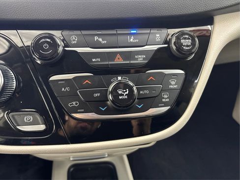 Used 2023 Chrysler Pacifica Touring-L FWD image 37