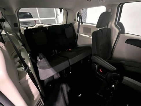 Used 2019 Dodge Grand Caravan SE w/ UConnect Hands-Free Group image 27