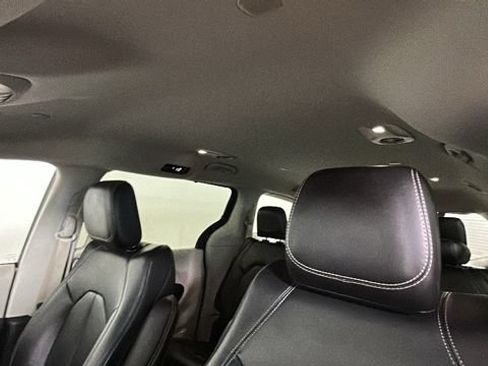 Used 2023 Chrysler Pacifica Touring-L FWD image 12