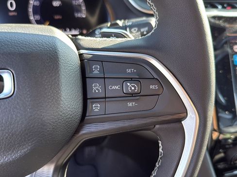 New 2025 Jeep Grand Cherokee Altitude image 14