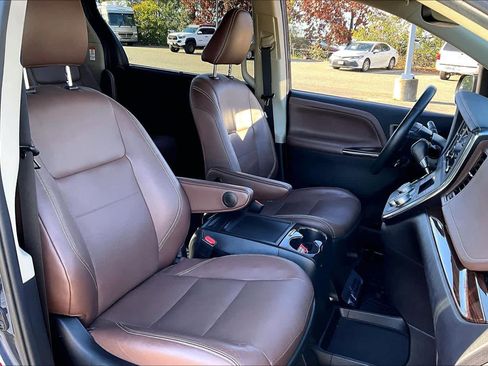 Used 2019 Toyota Sienna Limited Premium image 8