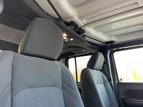 Used 2021 Jeep Gladiator Willys image 15