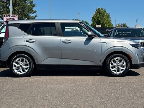 Used 2023 Kia Soul LX w/ LX Technology Package FWD image 3