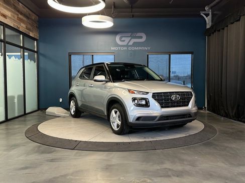 Used 2021 Hyundai Venue SE FWD image 1