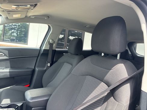 Used 2025 Kia Sportage LX image 3