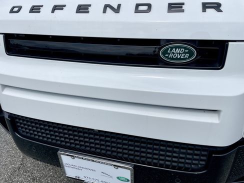 Certified 2025 Land Rover Defender 110 X-Dynamic SE AWD/4WD image 33