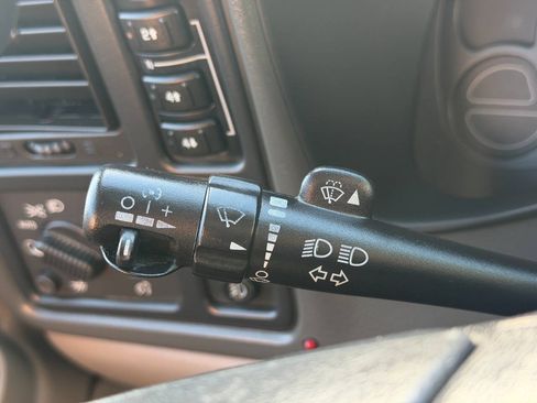 Used 2005 Chevrolet Tahoe Z71 w/ Preferred Equipment Group AWD/4WD image 40