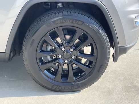 Used 2018 Jeep Grand Cherokee Laredo AWD/4WD image 8
