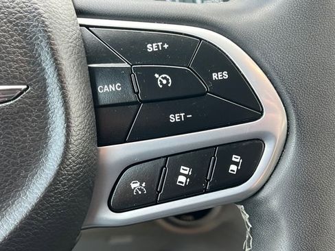 Used 2023 Chrysler Pacifica Touring-L FWD image 22