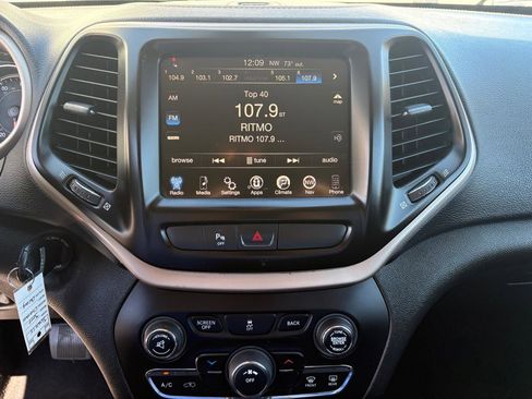Used 2016 Jeep Cherokee Latitude FWD image 8