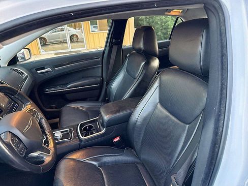 Used 2019 Chrysler 300 Limited w/ Safetytec Plus Group image 9