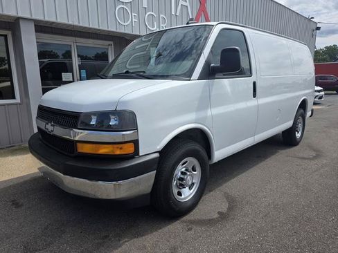 Used 2017 Chevrolet Express 3500 RWD image 4