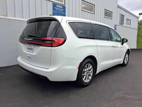 Used 2024 Chrysler Pacifica Touring-L FWD image 10