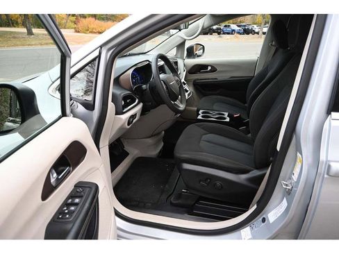 Used 2022 Chrysler Voyager LX image 13