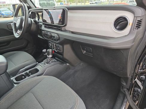 Used 2025 Jeep Wrangler Sahara image 31