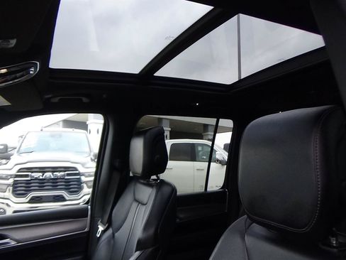 Certified 2024 Jeep Wagoneer Series II AWD/4WD image 17