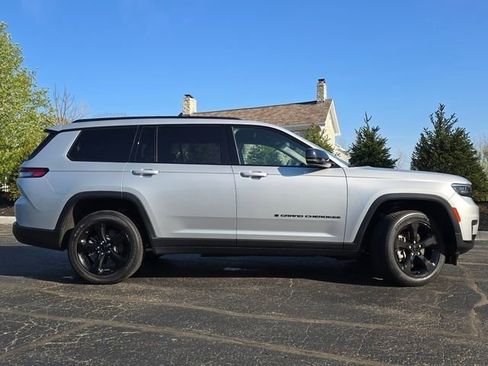 Used 2023 Jeep Grand Cherokee L Laredo image 32