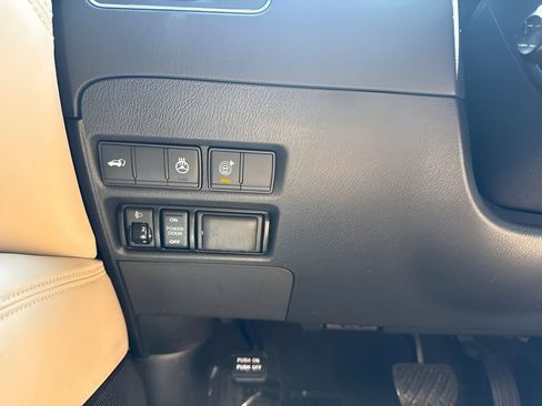 Used 2018 Nissan Armada Platinum w/ Interior Lighting Package RWD image 29