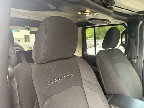 Used 2019 Jeep Wrangler Unlimited Sahara w/ Cold Weather Group AWD/4WD image 28