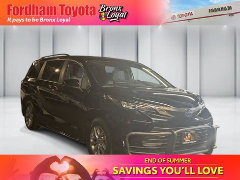 Used 2025 Toyota Sienna LE AWD/4WD image 1
