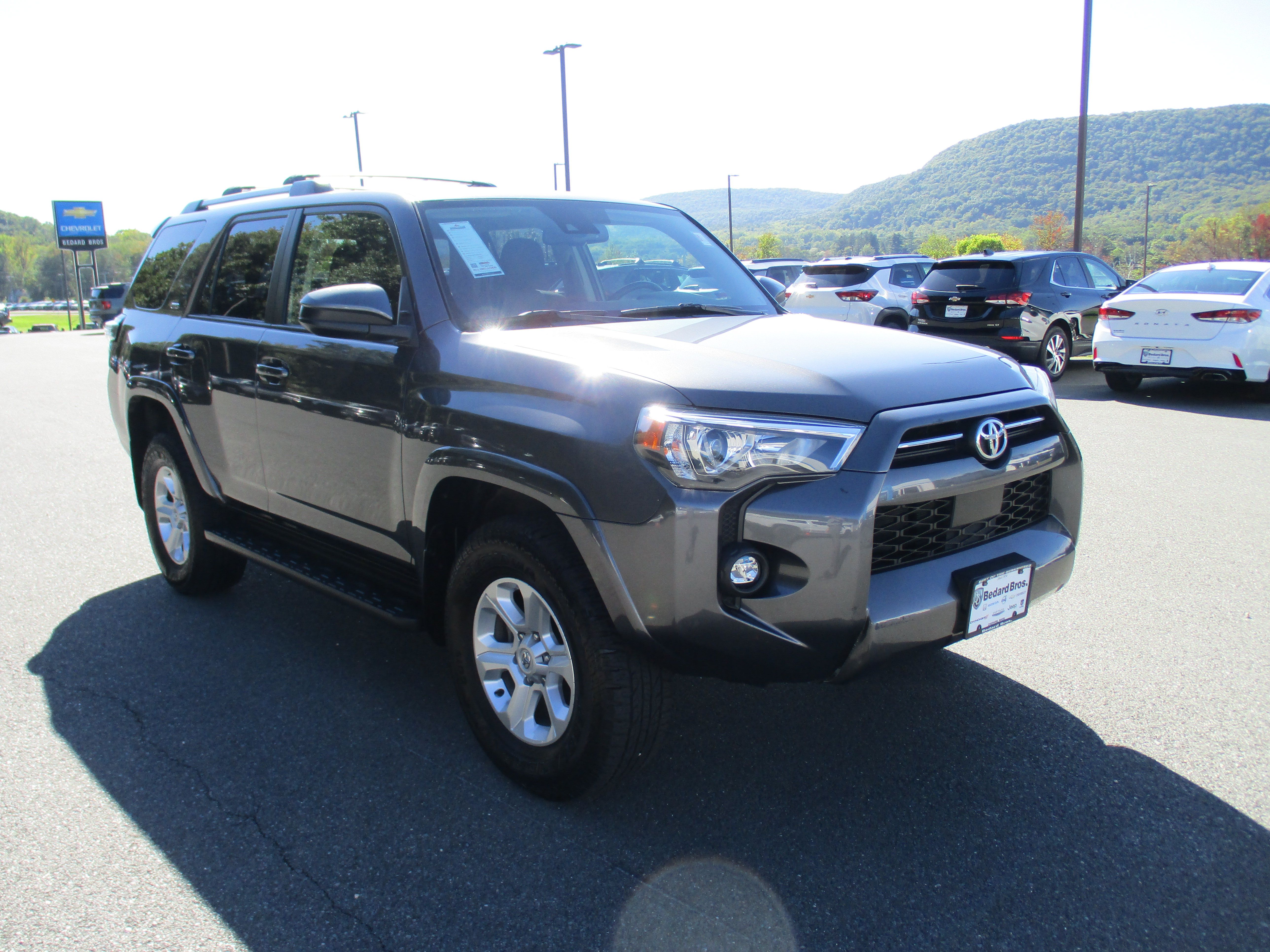 Used 2022 Toyota 4Runner SR5 AWD/4WD image 3
