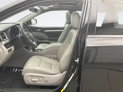 Used 2019 Toyota Highlander XLE AWD/4WD image 11
