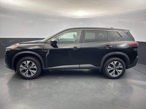 Used 2023 Nissan Rogue SV image 2