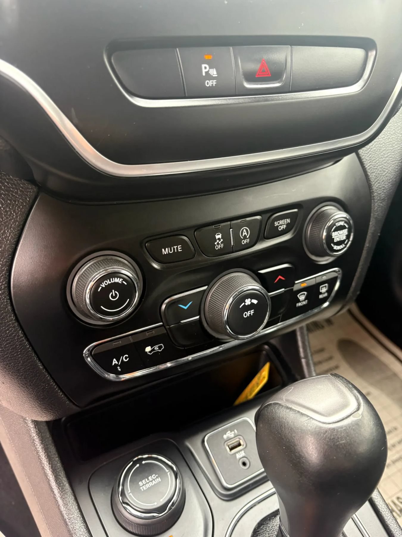 Used 2019 Jeep Cherokee Latitude Plus AWD/4WD image 23