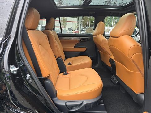 New 2026 Toyota Highlander Platinum image 12