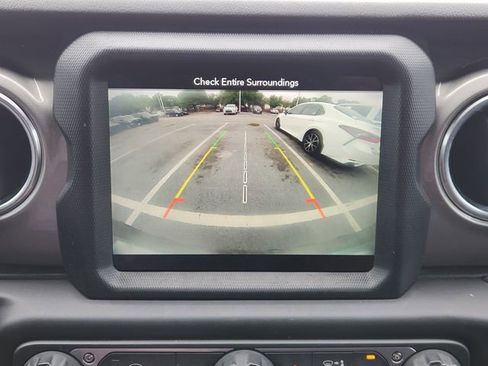 Used 2019 Jeep Wrangler Unlimited Sahara AWD/4WD image 17