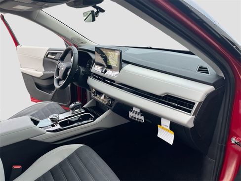 New 2025 Mitsubishi Outlander SE image 32