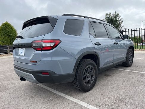 Used 2025 Honda Pilot TrailSport image 4